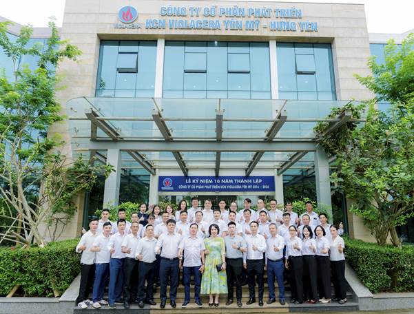 Tập thể cán bộ, công nhân viên Công ty CPPT KCN Viglacera Yên Mỹ