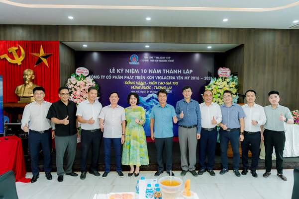 Đại diện Ban Lãnh đạo Tổng Công ty Viglacera – CTCP và Ban Lãnh đạo Công ty CPPT KCN Viglacera Yên Mỹ tại Lễ kỷ niệm 10 năm thành lập Công ty