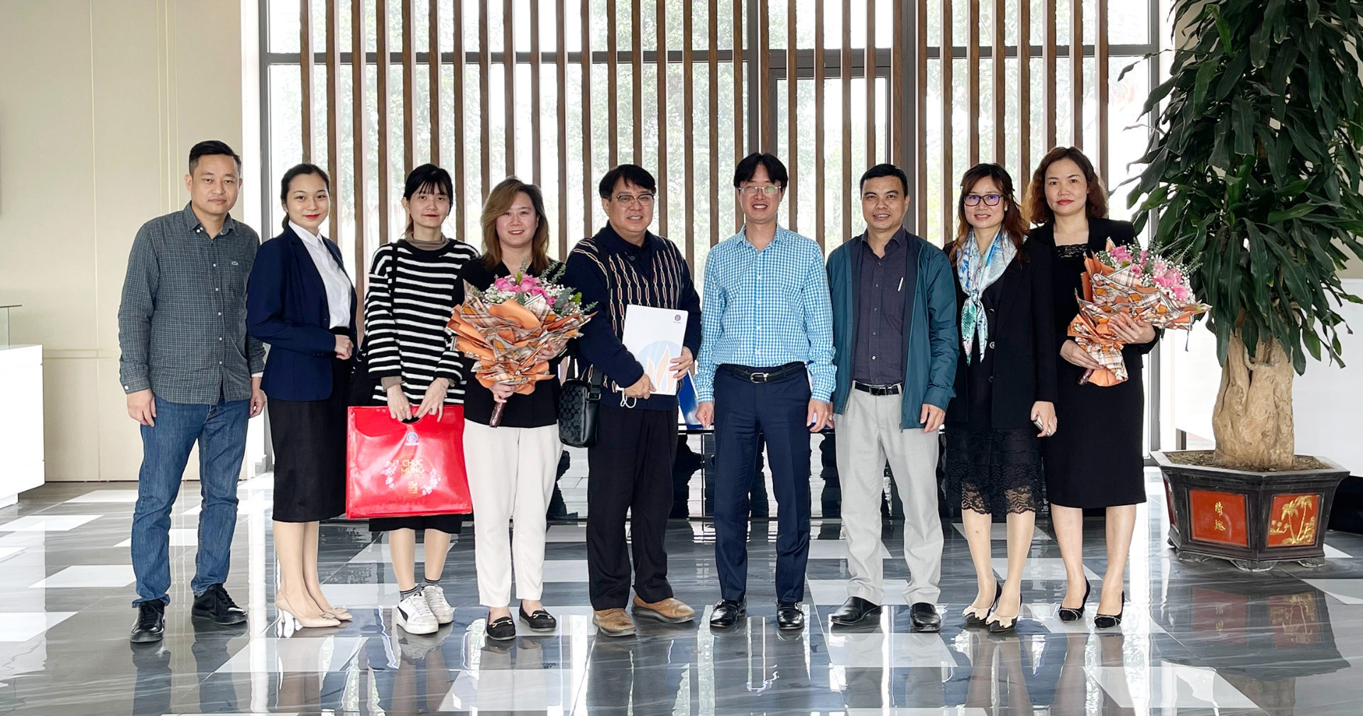 Khu công nghiệp Viglacera Yên Mỹ Trao Giấy Chứng nhận Quyền sử dụng đất cho Nhà đầu tư thứ cấp Đợt 2