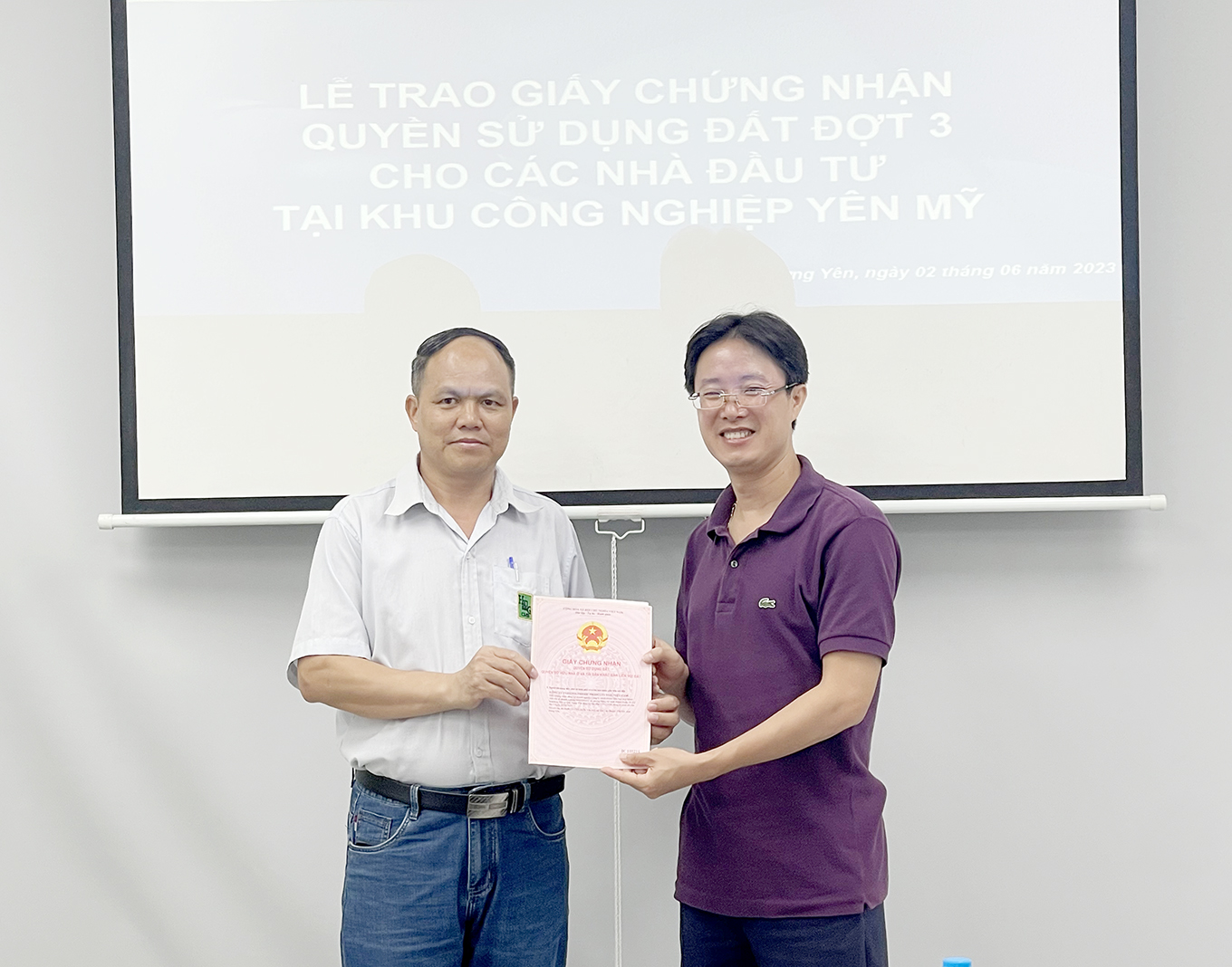 Khu Công nghiệp Yên Mỹ tiếp tục bàn giao Giấy CNQSDĐ cho khách hàng đợt 3